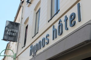 Facade de L'Hypnos hôtel à hesdin, photo prise l'été.